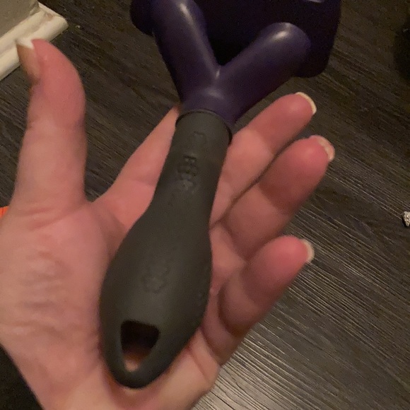 Furminator comb, cat hairball shampoo, and cute pink collar w a bell…!! - Picture 4 of 7